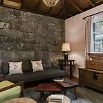 Casas Do Lanco By An Island * São Vicente