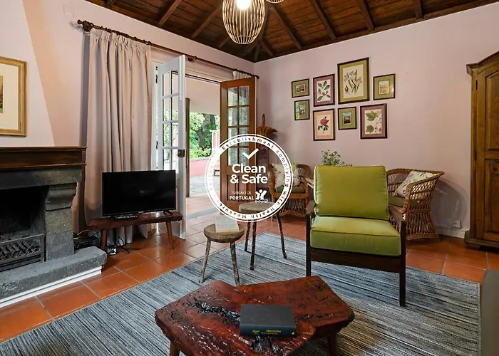 Casas Do Lanco By An Island São Vicente