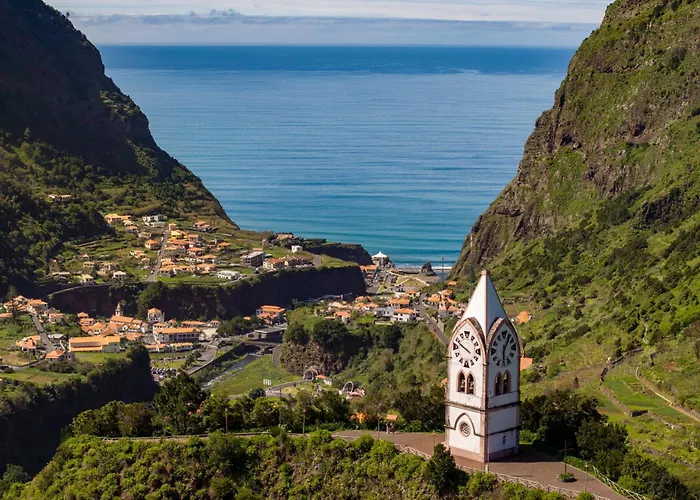 Casas Do Lanco By An Island São Vicente
